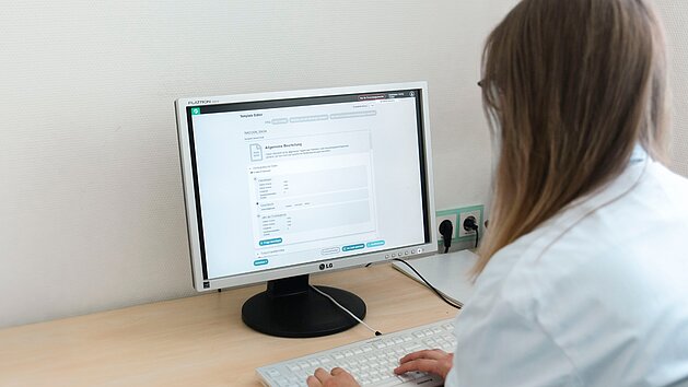 [Translate to German:] Doctor using the Template Designer