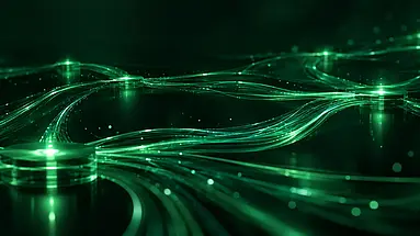 Grüne Lichtströme verbinden leuchtende Knotenpunkte – Sinnbild für den Datenaustausch zwischen vernetzten klinischen Systemen