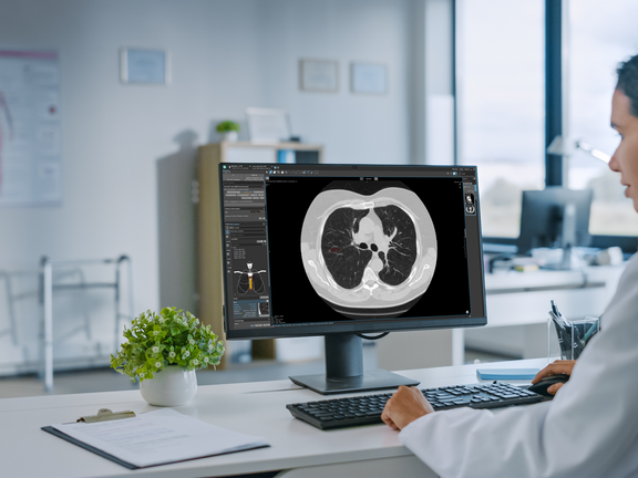 Radiologist creating a structured report with mint Lesion software 