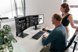 Radiolog:innen bewerten multiparametrische Aufnahmen eines Prostatakarzinom-Patienten in mint Lesion.