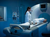 Bild eines Patienten, der einen MRT-Scan bekommt, um zu illustrieren, wie die RACOON-Projekte in Deutschland, durch Bildgebung, strukturierte Befundung und KI gemeinsam die klinische Forschung verbessern.