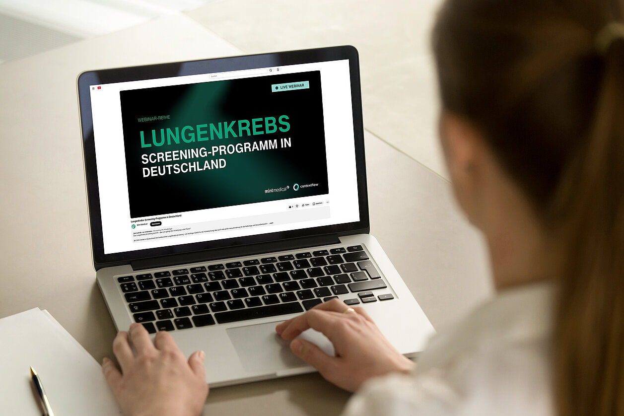 Frau schaut sich die Mint Medical und contextflow Webinare zum Lungenkrebs-Screening in Deutschland auf YouTube an