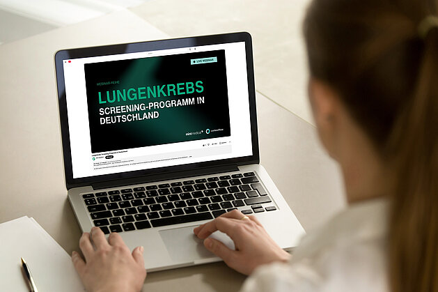Frau schaut sich die Mint Medical und contextflow Webinare zum Lungenkrebs-Screening in Deutschland auf YouTube an