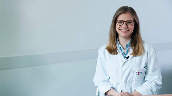 Image of Dr. Madelaine Hettler during interview on RACOON-SAGA: interdisciplinary project using MRI parameters (ADC) and clinical data to improve therapy decisions in sarcomas.