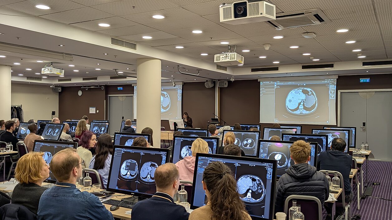 [Translate to German:] Radiologists reviewing oncologic imaging cases during the ESOI–EORTC Workshop on standardized tumor response assessment
